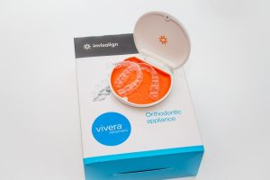 Διαφανή μασελάκια VIVERA για συγκράτηση μετά την ορθοδοντική θεραπεία ΓΙΑ σταθερό χαμόγελο